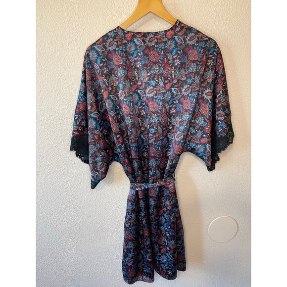 Fantasies by Morgan Taylor Black Floral W/ Lace Trim Short Robe One Size - Picture 7 of 13